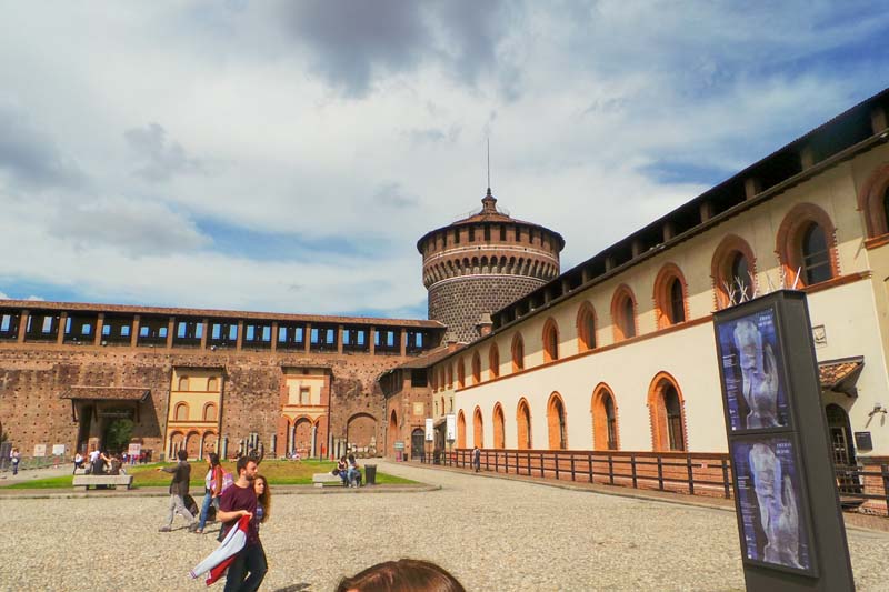 Italia día 3, Milán, Fachadas Castillo Sforzesco